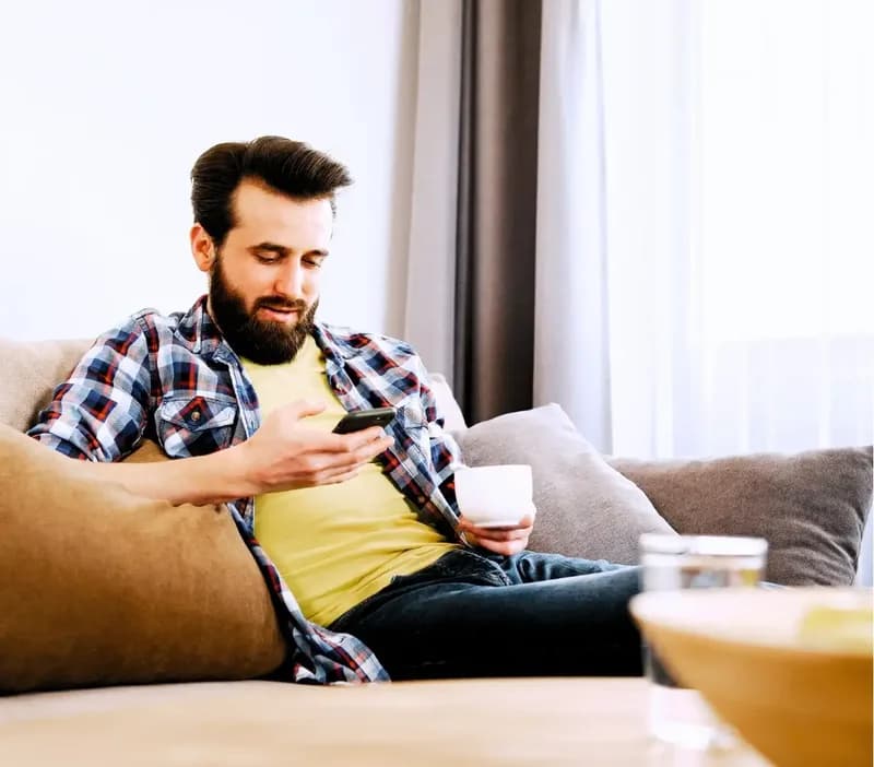 Cliente usando toke+ desde su sofá